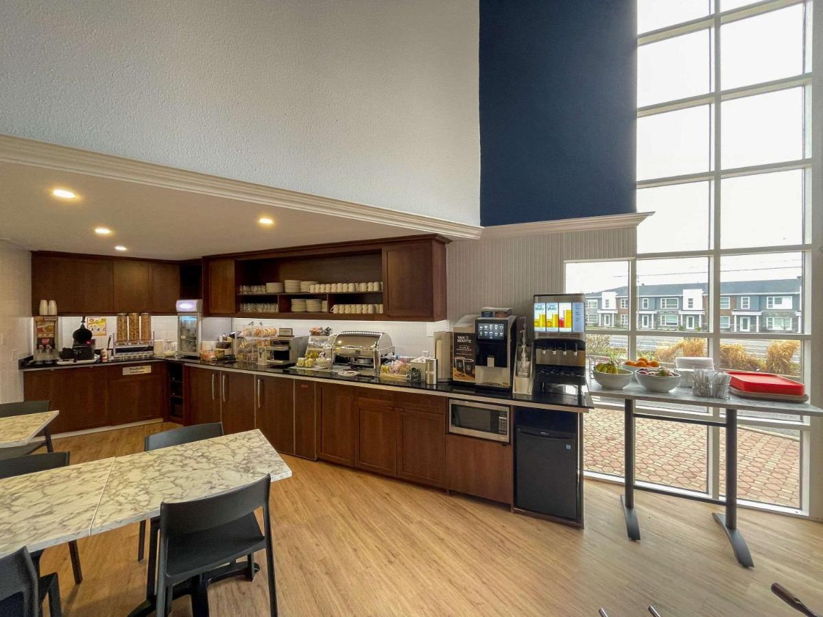 Hotel Clarion Pointe Quebec Airport Exterior foto